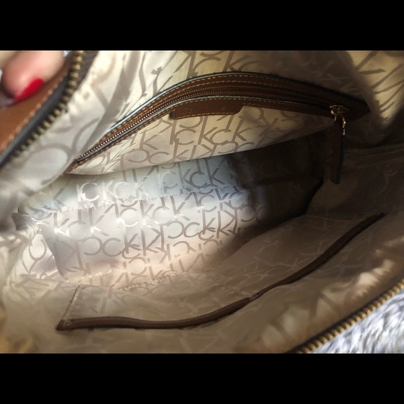 Calvin Klein Medium Tote with strap - Picture 3 of 3